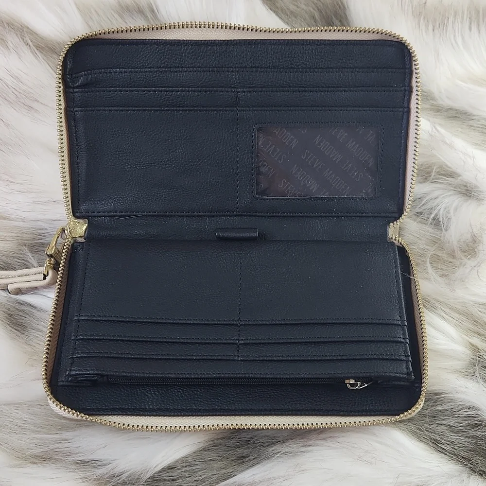 Steve Madden Cream Colored Wristlet Clutch Wallet. Size 8x5